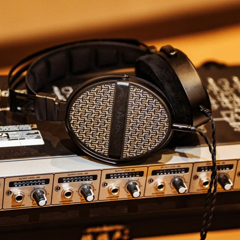 THIEAUDIO Cypher
Flagship Dynamic Driver Open-Back 頭戴式耳罩￼