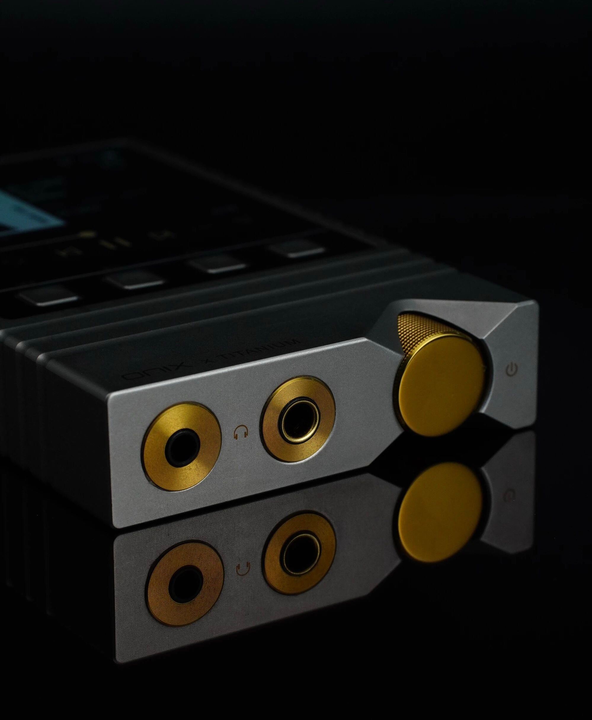 【限量版預訂】ONIX XM5 Ti限量鈦版（香港地區只限100部）
鈦度盡顯, 實拍圖賞以匠心雕琢質感, 以音質詮釋初心。