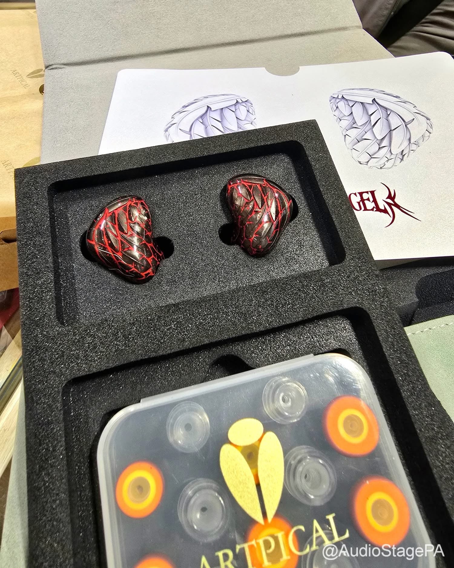Artpical Audio Dark Angel 
1圈3鐵2靜電的混合單元 入耳式耳機 (全球限量28件最後一件)
