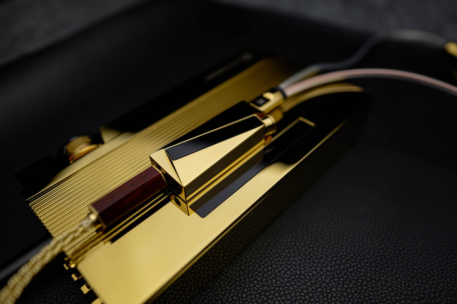 Luxury & Precision W4 ACG 鏡面銅版便攜解碼耳擴 (限量499台)